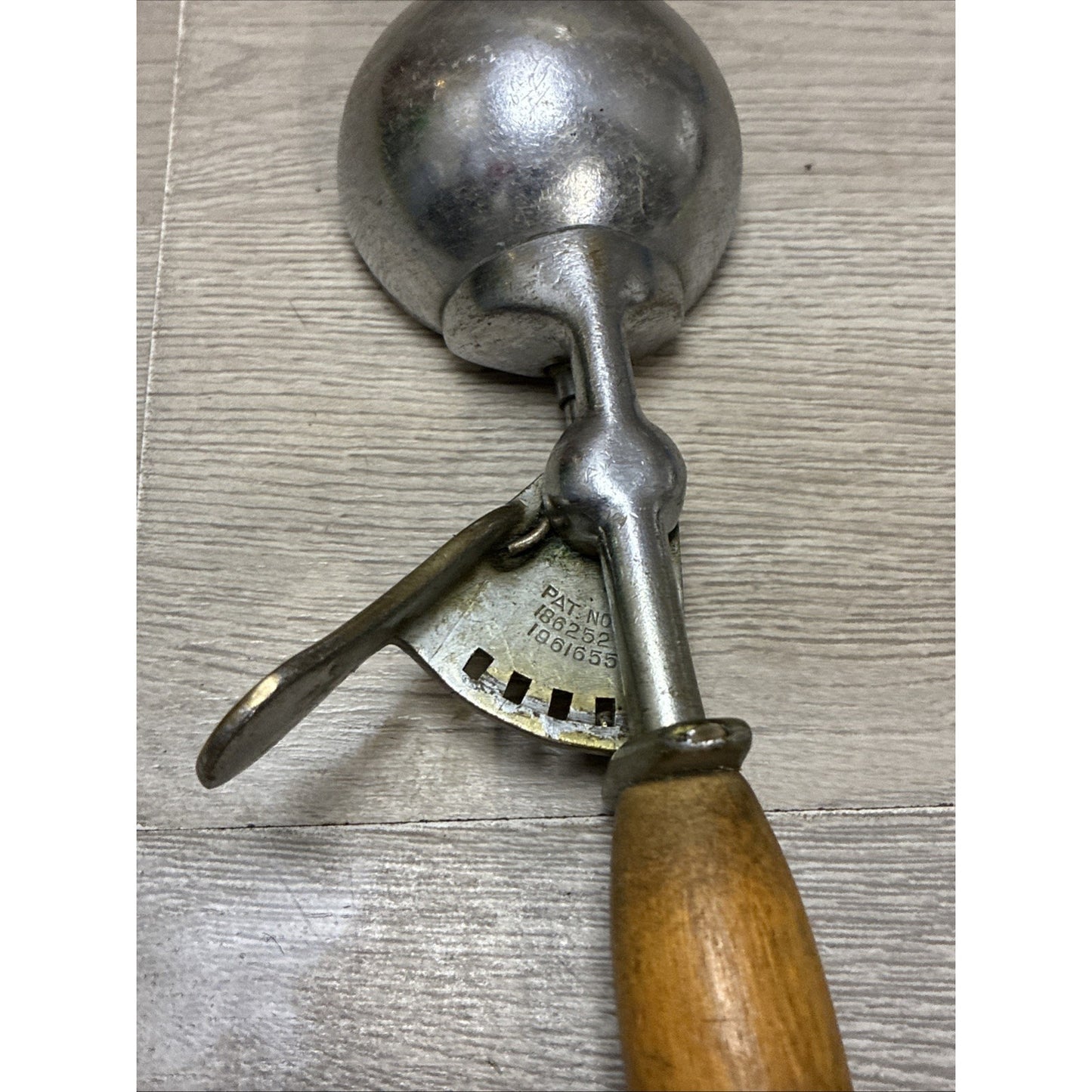 VINTAGE HAMILTON BEACH MODEL 40 ICE CREAM SCOOP