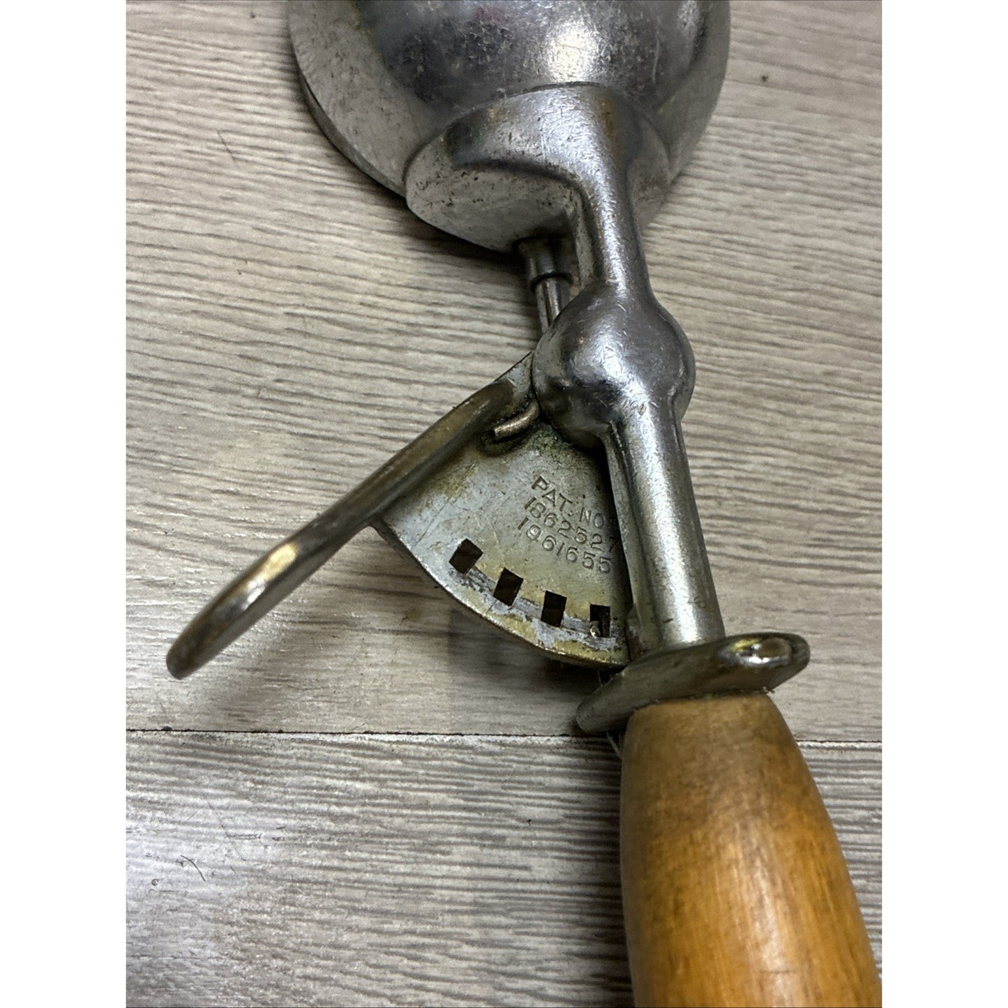 VINTAGE HAMILTON BEACH MODEL 40 ICE CREAM SCOOP