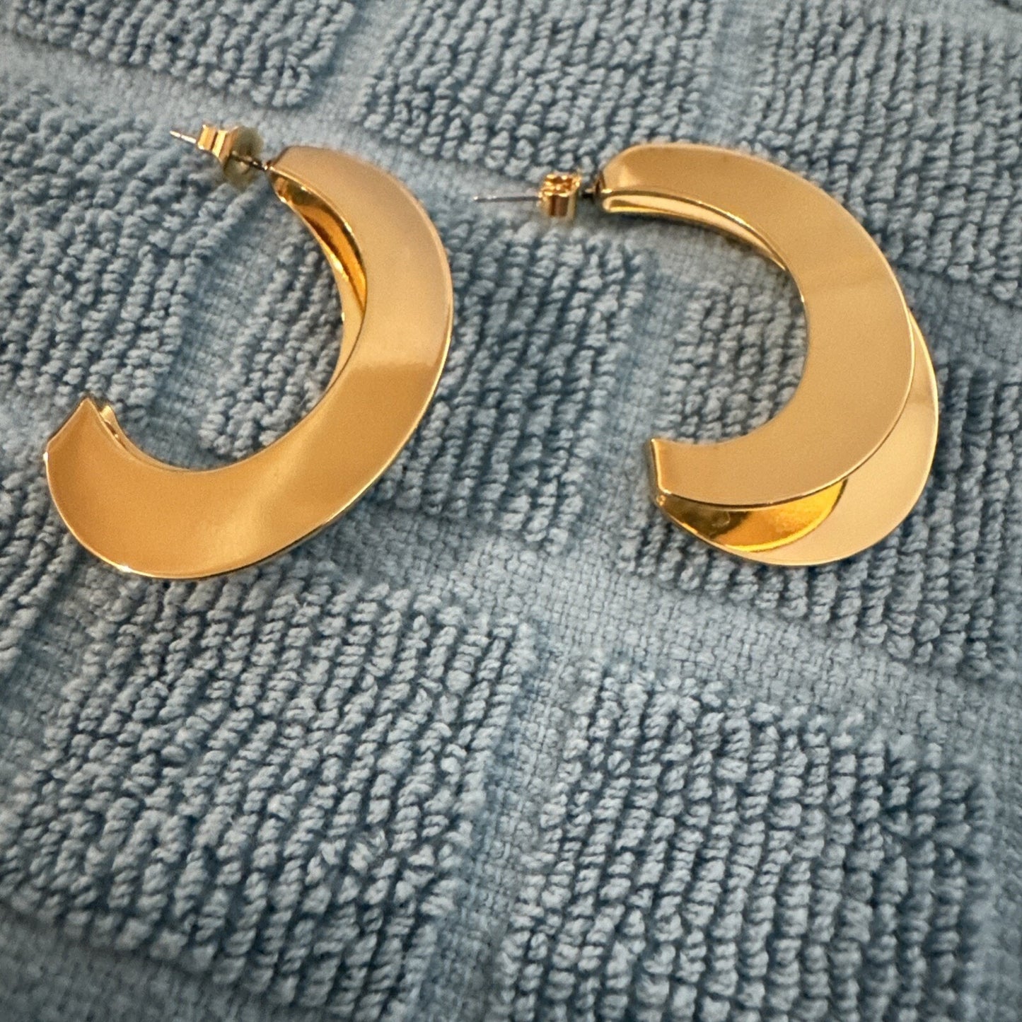 Vintage 1990s Avon Folded Hoop Crescent Gold Tone Pierced Earrings