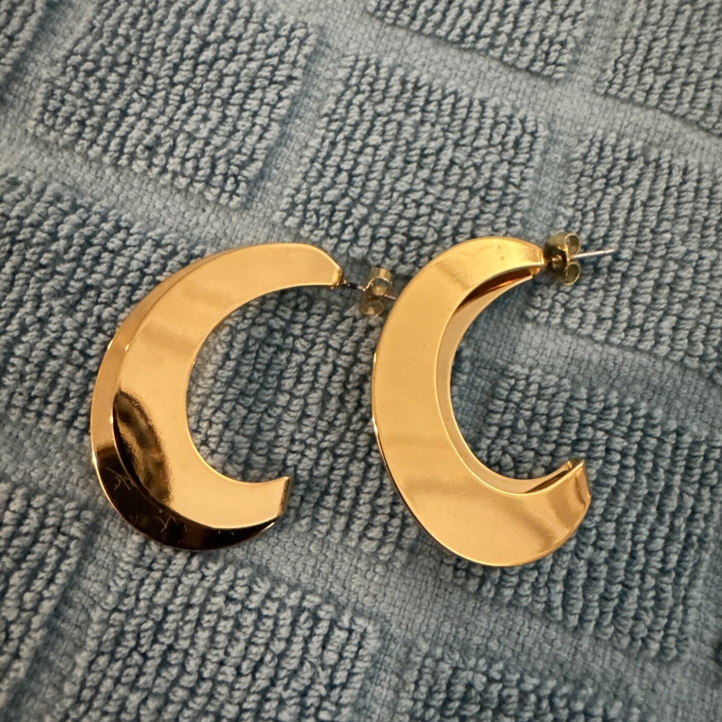 Vintage 1990s Avon Folded Hoop Crescent Gold Tone Pierced Earrings