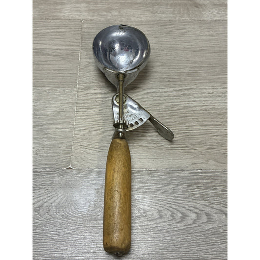 VINTAGE HAMILTON BEACH MODEL 40 ICE CREAM SCOOP